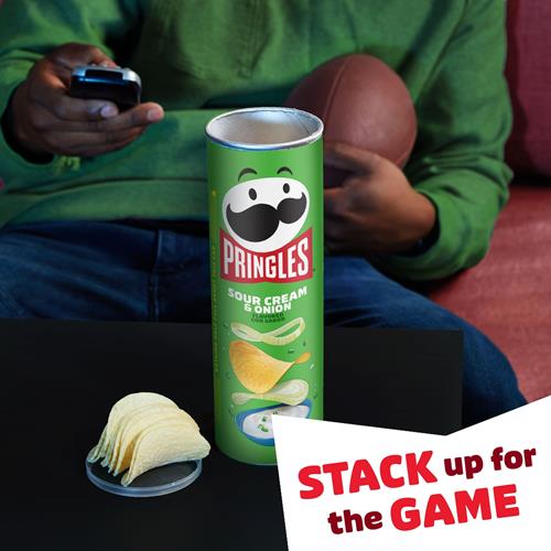 Pringles Croustilles, Collations pour le déjeuner, Collations sur le pouce, Crème aigre et oignon, Boîte de 155g (1 boîte)