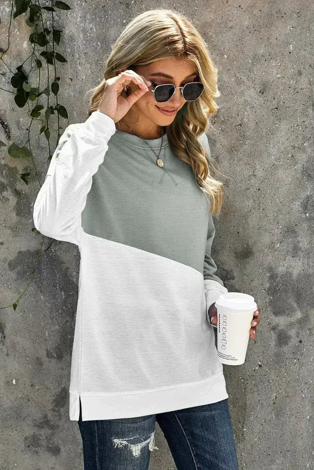 Sweat-shirt gris et blanc à manches tombantes