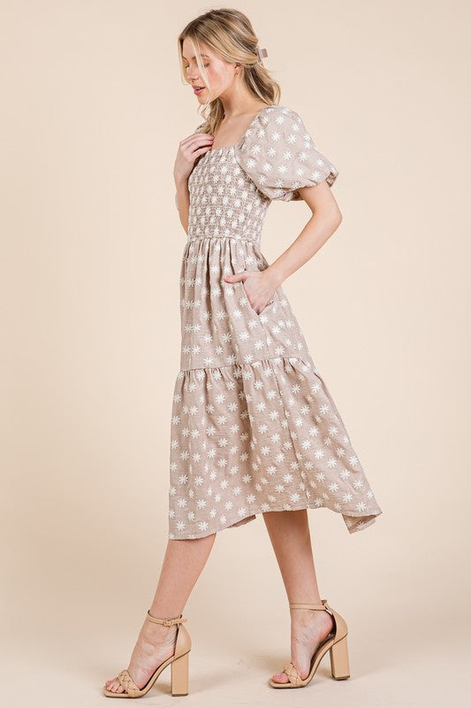 Nouvelle robe mi-longue froncée à manches bouffantes et broderies florales pour femme Élégante, charmante et féminine robe mi-longue à broderies florales avec manches bouffantes et design étagé