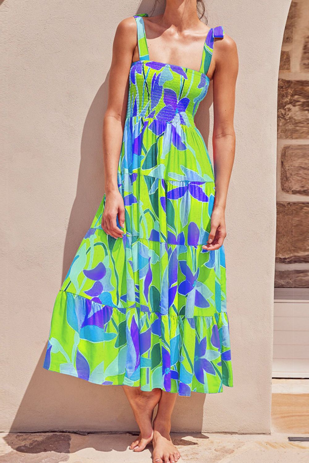 Robe midi longue smockée à fines bretelles et imprimé floral, parfaite pour les vacances et les journées d'été.