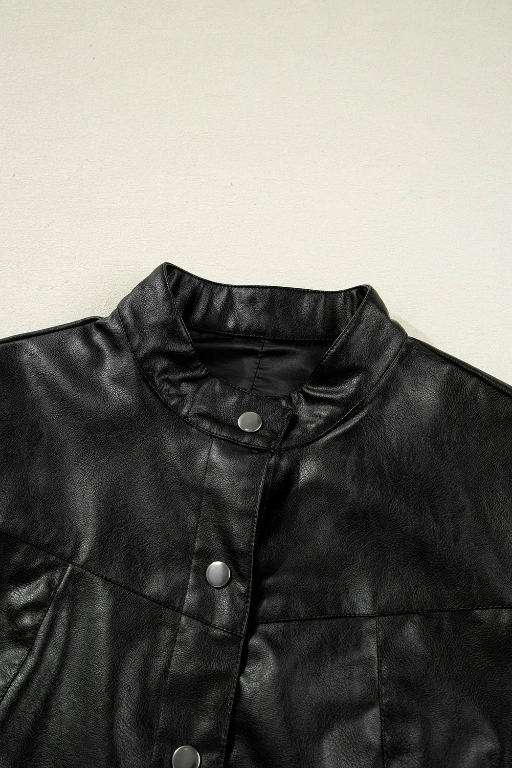 Blouson court noir effet cuir | Veste boutonnée en PU - Femstylo