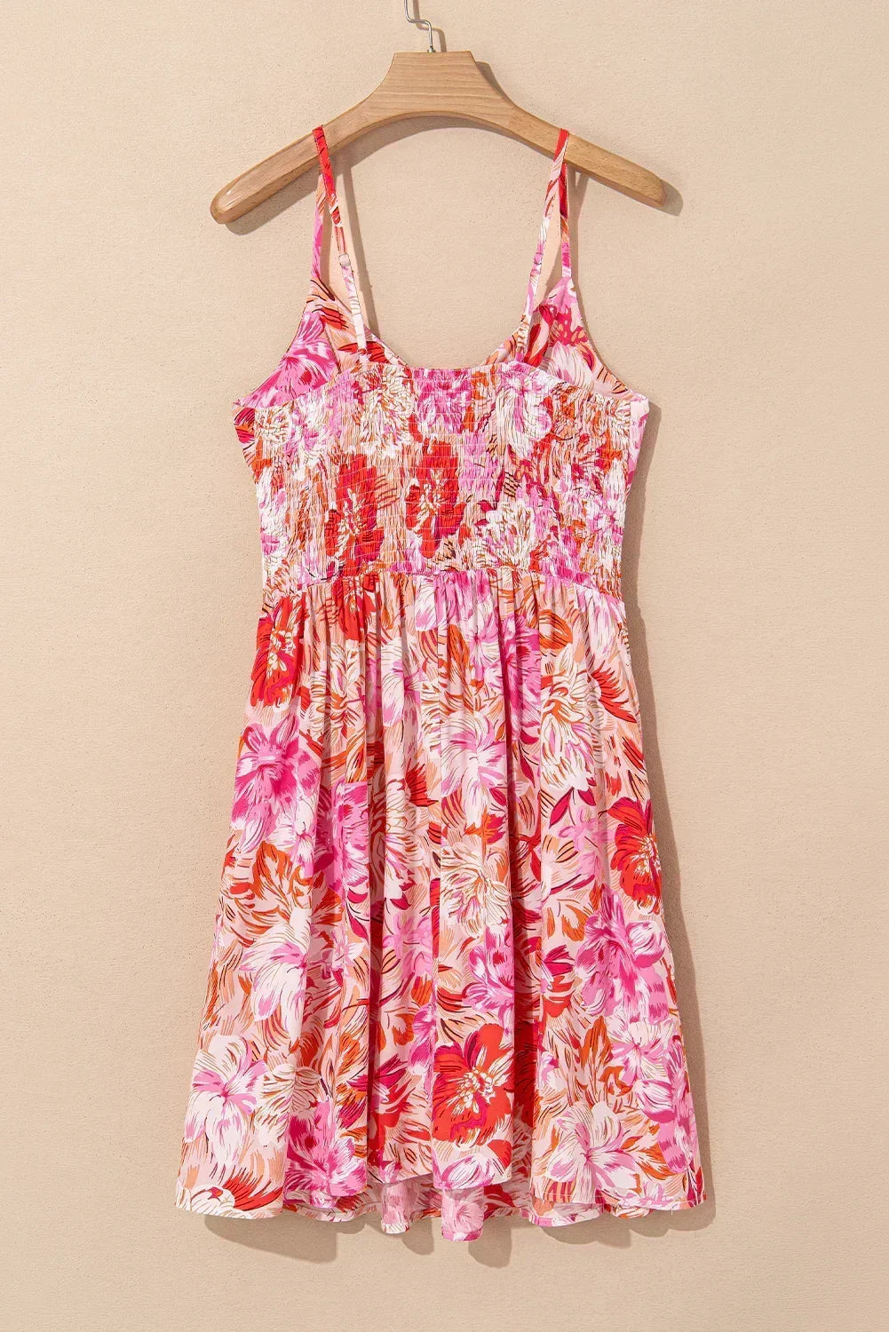 Mini-robe rouge fleurie à fines bretelles, décolleté cache-cœur et taille froncée