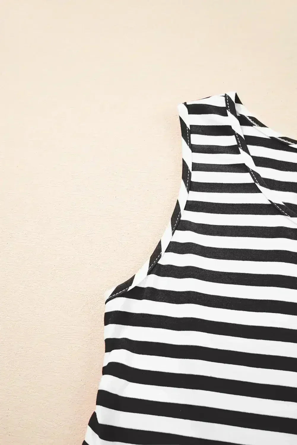 Mini-robe ample sans manches à col en U et rayures noires