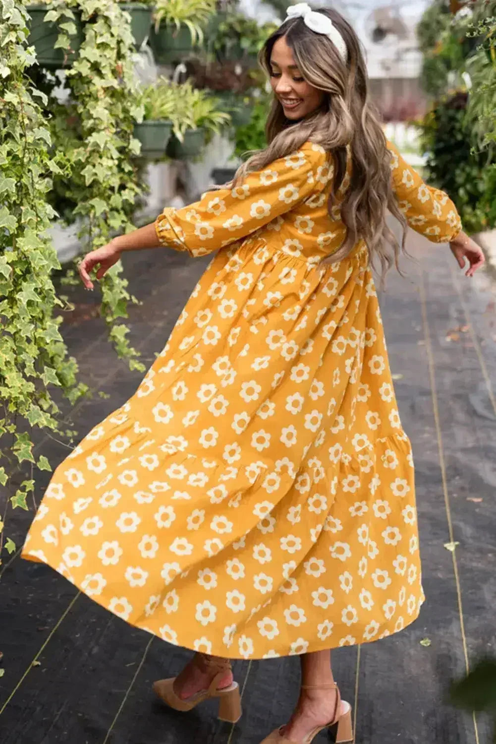 Robe longue à col, imprimé floral jaune, manches bracelet et boutons