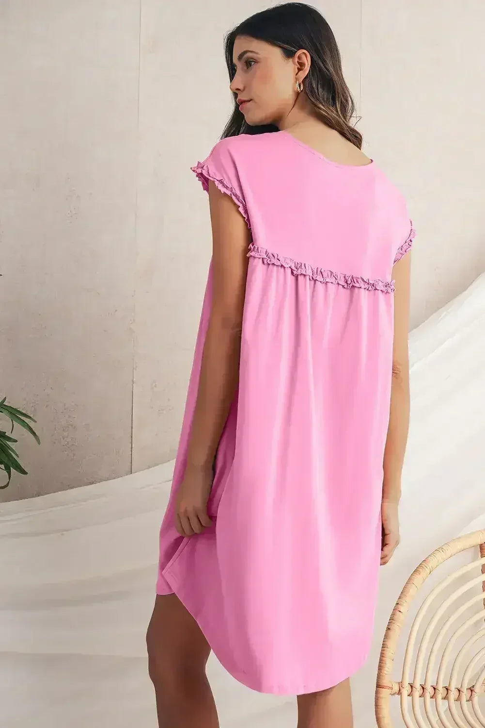 Mini-robe ample col rond à volants couleur avoine