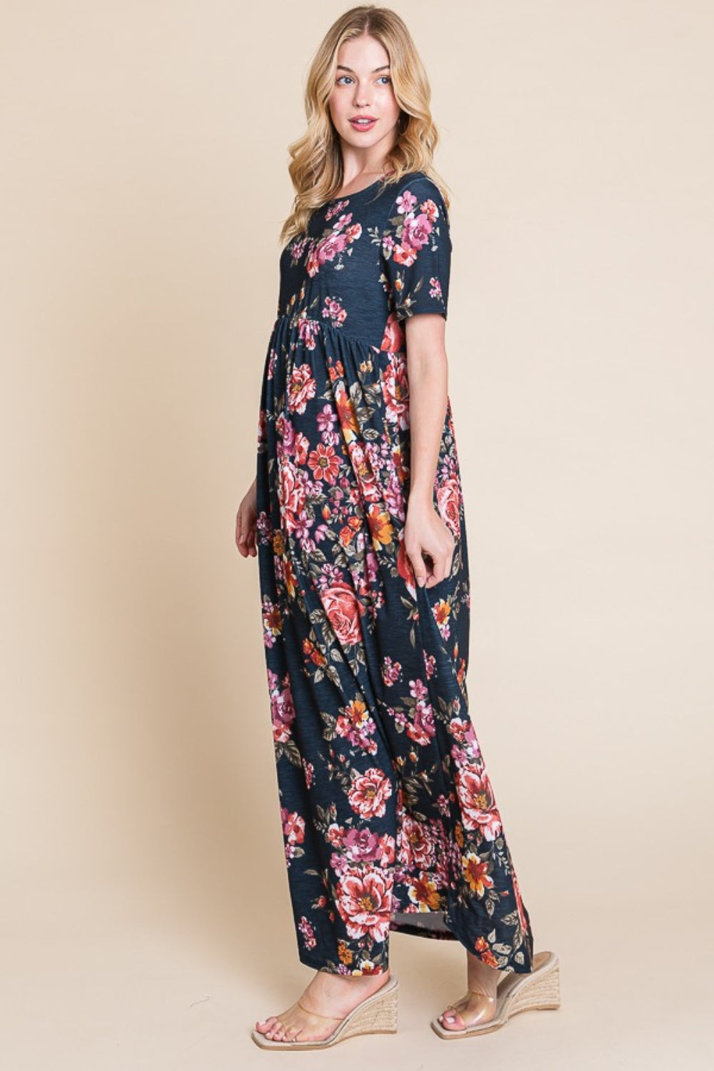 Robe longue florale à manches courtes – Robe longue élégante, Robe longue florale à manches courtes, Robe longue froncée, Robe à silhouette fluide, Robe d'été confortable, Robe flatteuse pour diverses occasions, Robe longue polyvalente