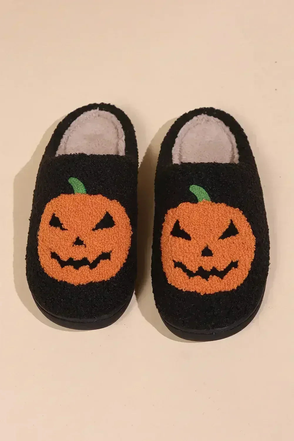 Pantoufles en peluche noires à imprimé citrouille d'Halloween