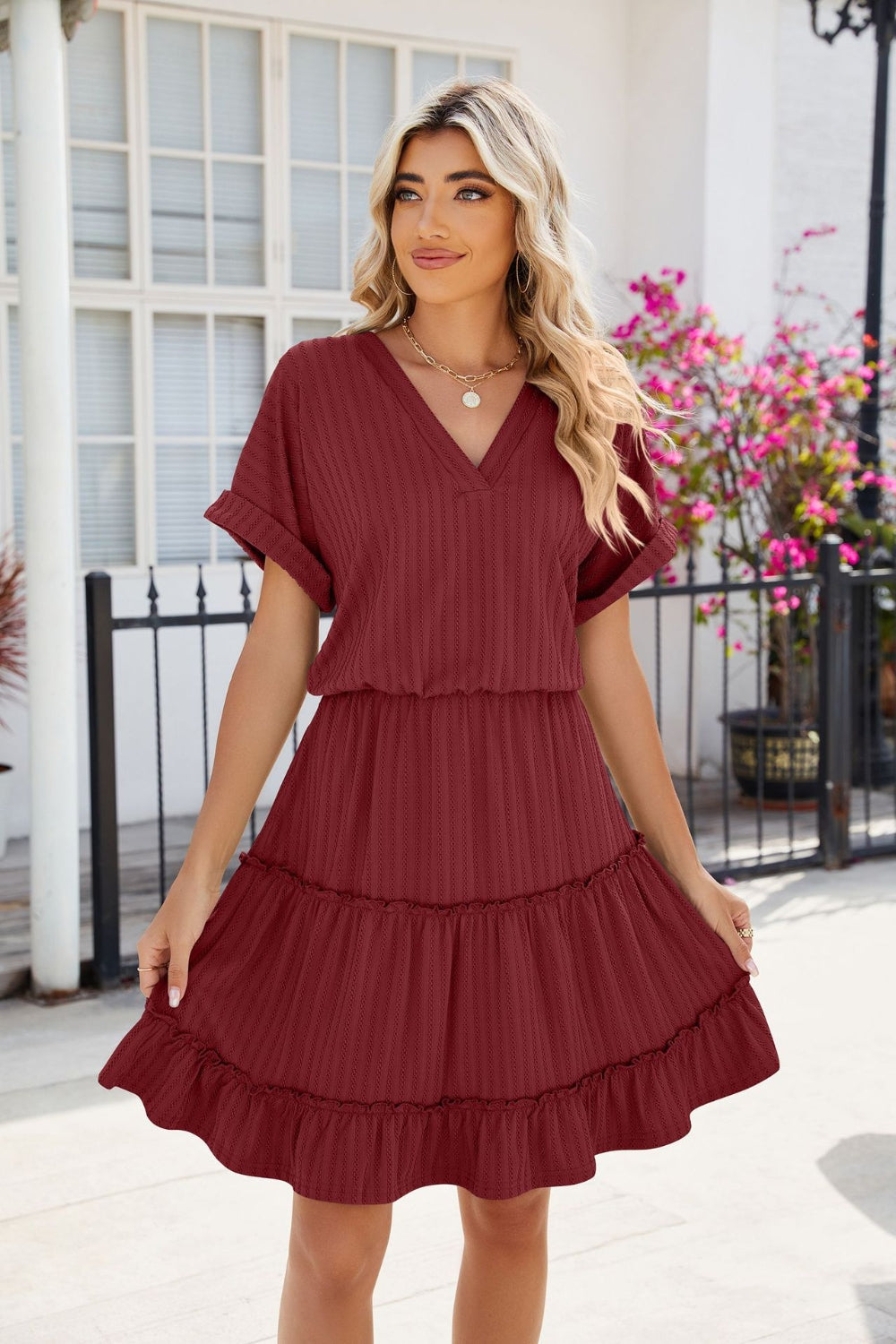 Robe Courte Étagée Manches Courtes Fluide et Féminine Robe d'Été Moderne pour Femme