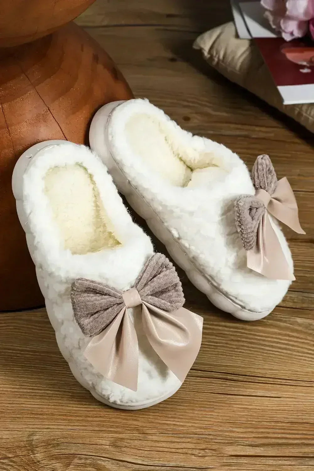 Pantoufles d'hiver en peluche à nœud et applique, contraste blanc