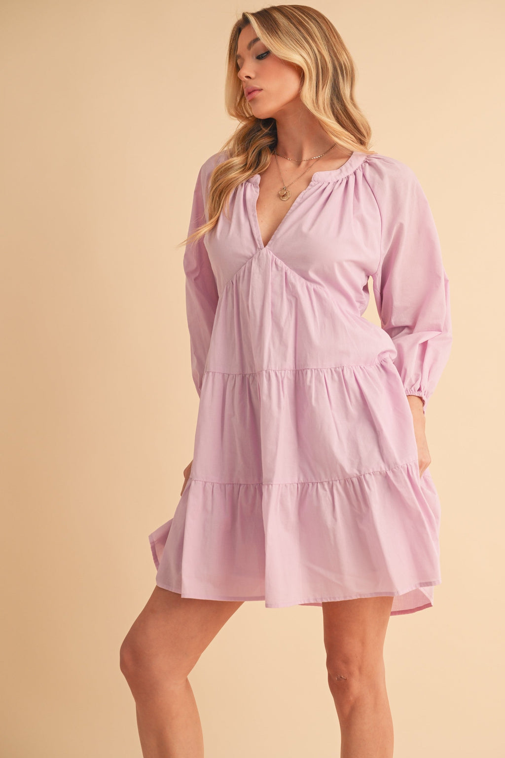 Mini-Robe Étudiée à Manches Ballon et Volants Superposés pour Femme – Un Style Tendance et Chic avec des Manches Ballon Modernes et des Volants Étudiés pour un Look Joueur et Coquet