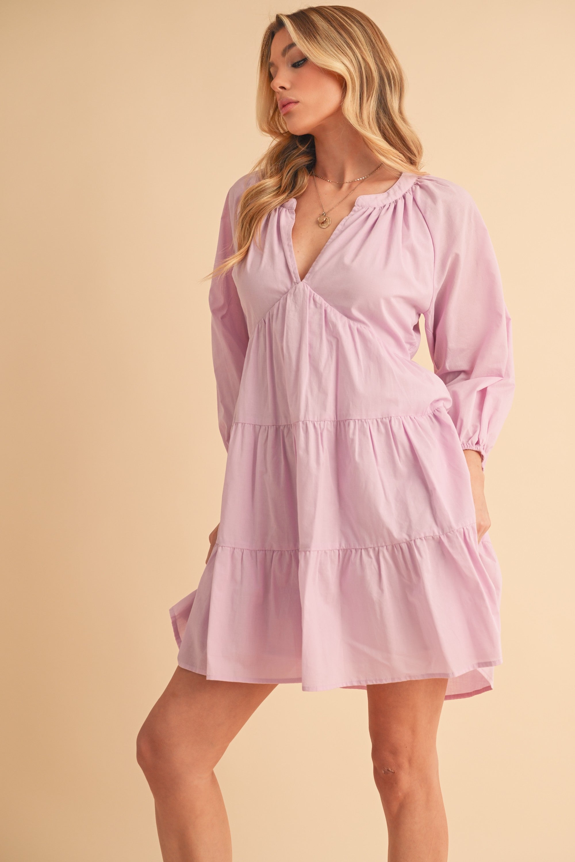 Mini-Robe Étudiée à Manches Ballon et Volants Superposés pour Femme – Un Style Tendance et Chic avec des Manches Ballon Modernes et des Volants Étudiés pour un Look Joueur et Coquet