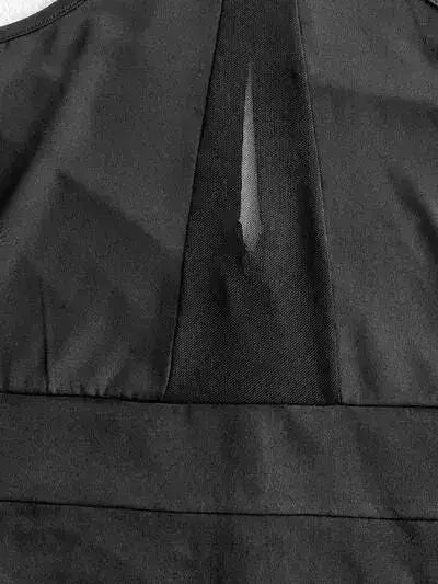 Robe grecque découpée au niveau du col