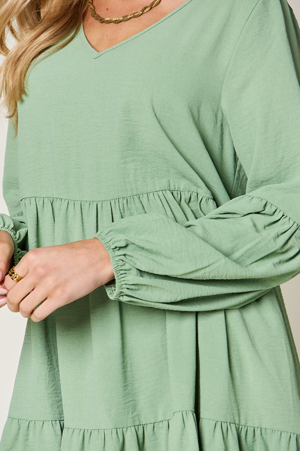 Robe décontractée élégante et confortable avec poches, encolure en V, manches, double épaisseur, superposition et superposition vert clair.