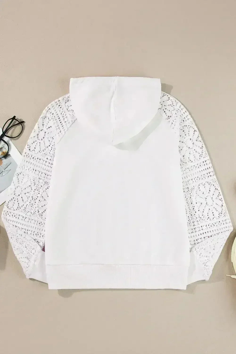 Sweat à capuche à cordon avec manches patchwork en dentelle blanche