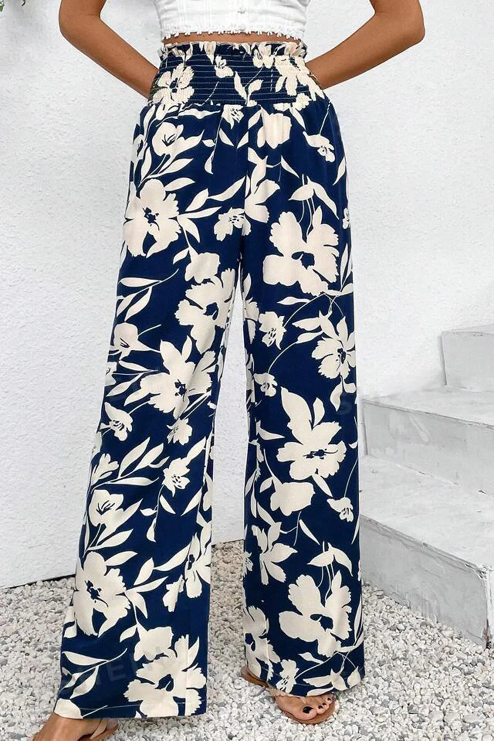 Pantalon ample bleu floral smocké à volants à la taille