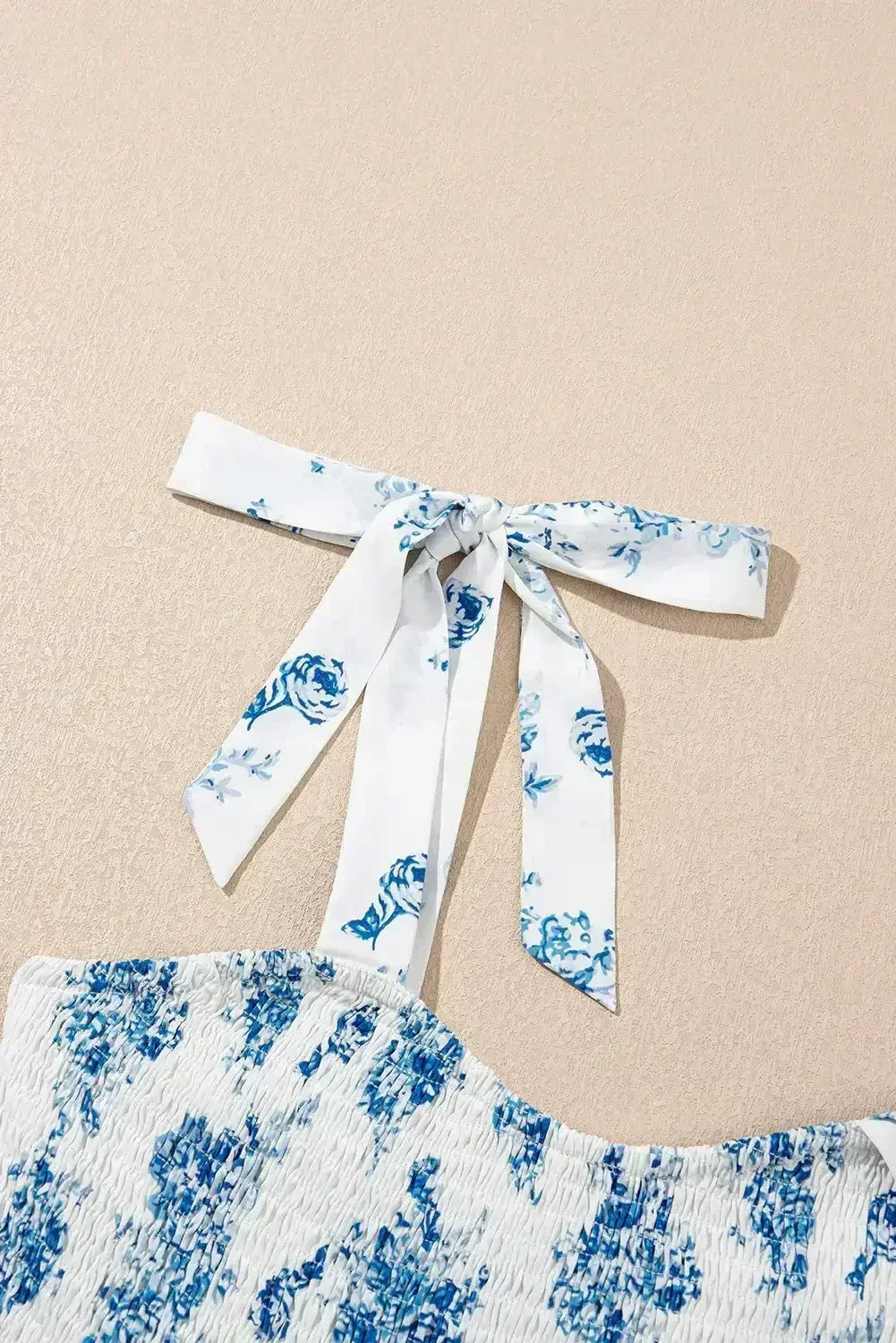 Robe midi sans manches à imprimé floral bleu ciel, smocks et épaules nouées