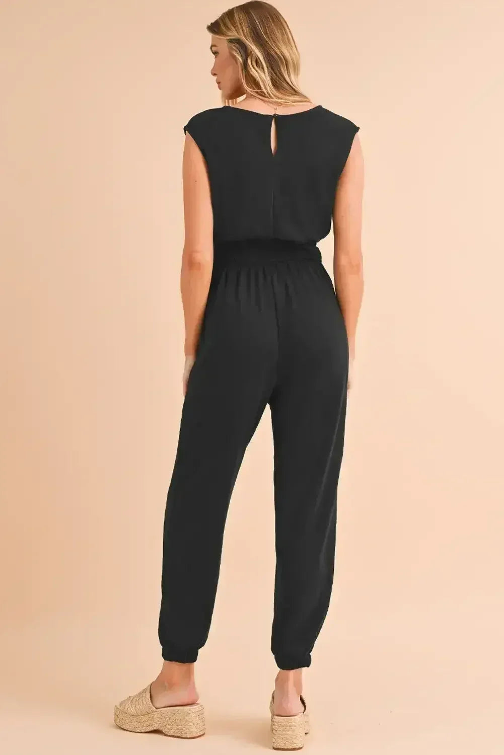Combinaison noire froncée taille haute sans manches col en V