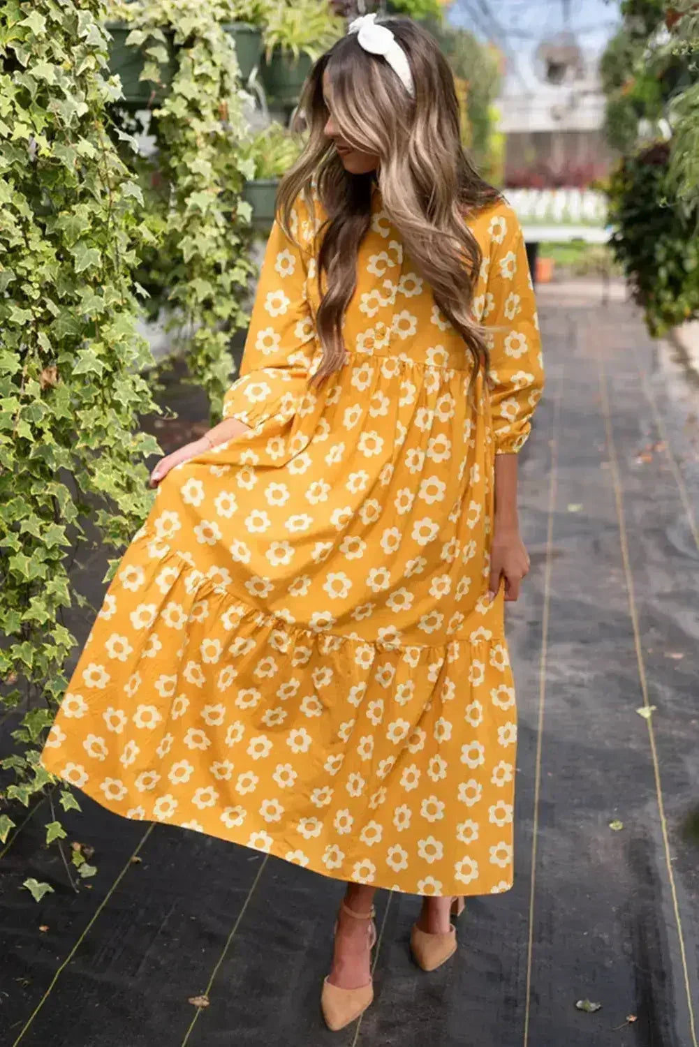 Robe longue à col, imprimé floral jaune, manches bracelet et boutons