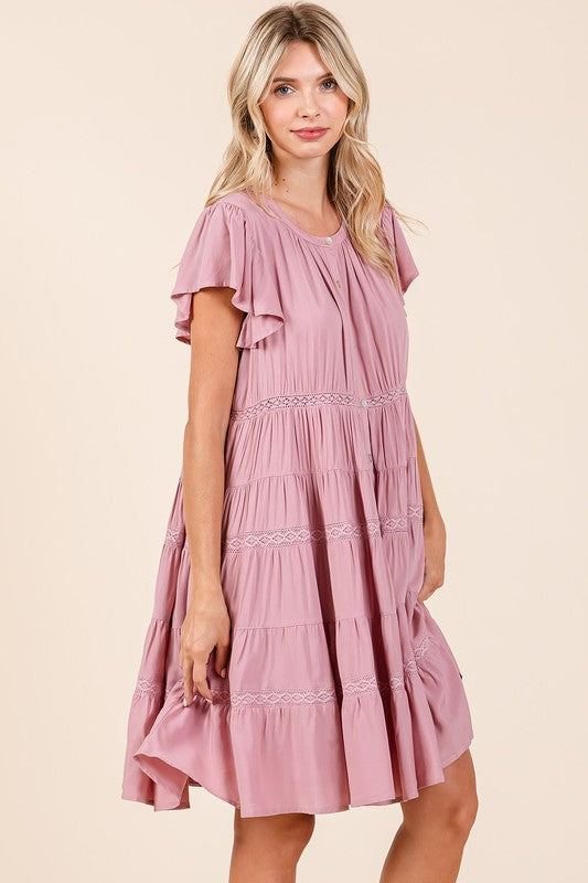 Robe superposée boutonnée à volants et détails en dentelle pour femme – Design romantique, vaporeux, délicat, féminin et élégant