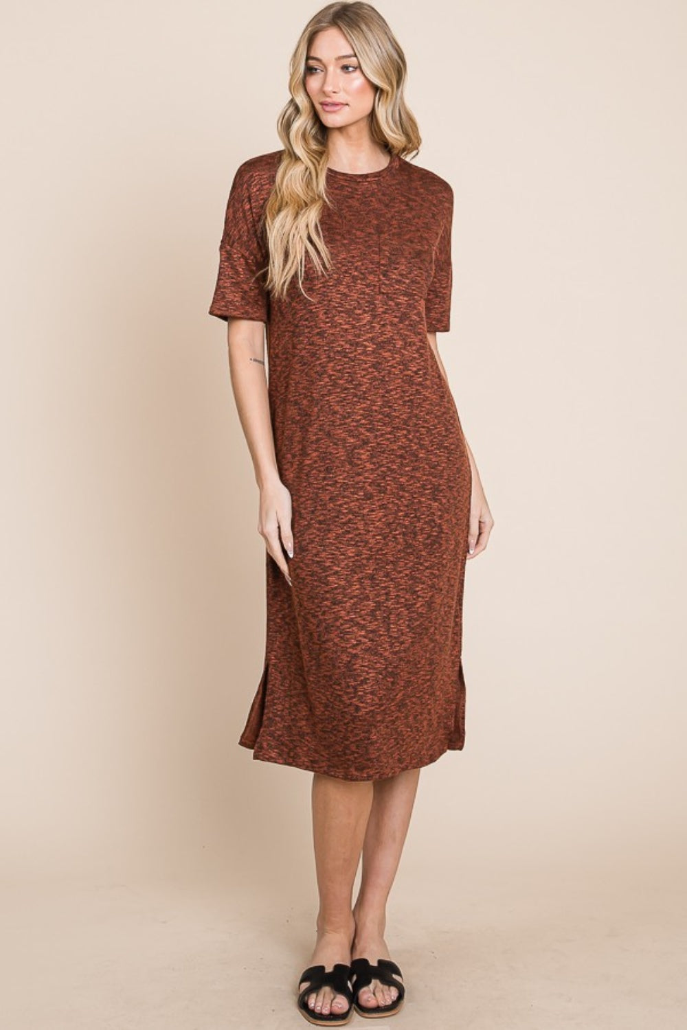 Robe midi fendue à col rond pour femme – Robe midi chic, Robe élégante à col rond, Robe fendue sur le côté, Robe midi polyvalente, Robe fendue latérale séduisante, Robe élégante pour toute occasion, Pièce intemporelle de votre garde-robe