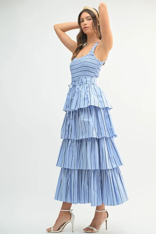 Robe midi superposée à bustier smocké à fines rayures – Robe à bustier smocké, Robe midi à fines rayures et volants, Robe midi superposée, Robe midi tendance, Robe à fines rayures flatteuse