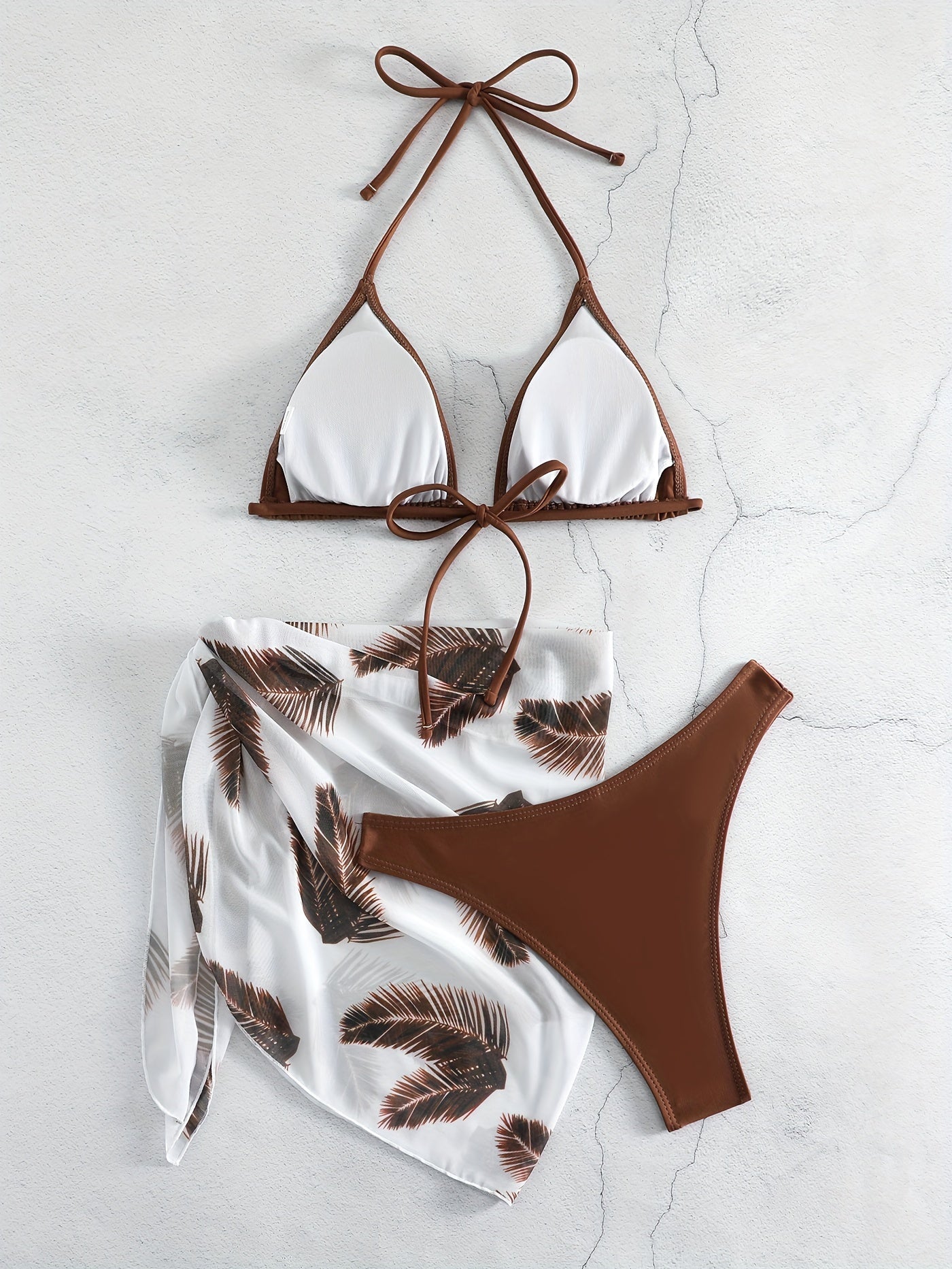 Ensemble bikini 3 pièces Feather Luxe – Maillot de bain dos nu à col licou avec imprimé plume exotique, bas de maillot taille haute à nouer et paréo – Maillot de bain extensible et confortable pour femme, idéal pour la plage et la piscine en été