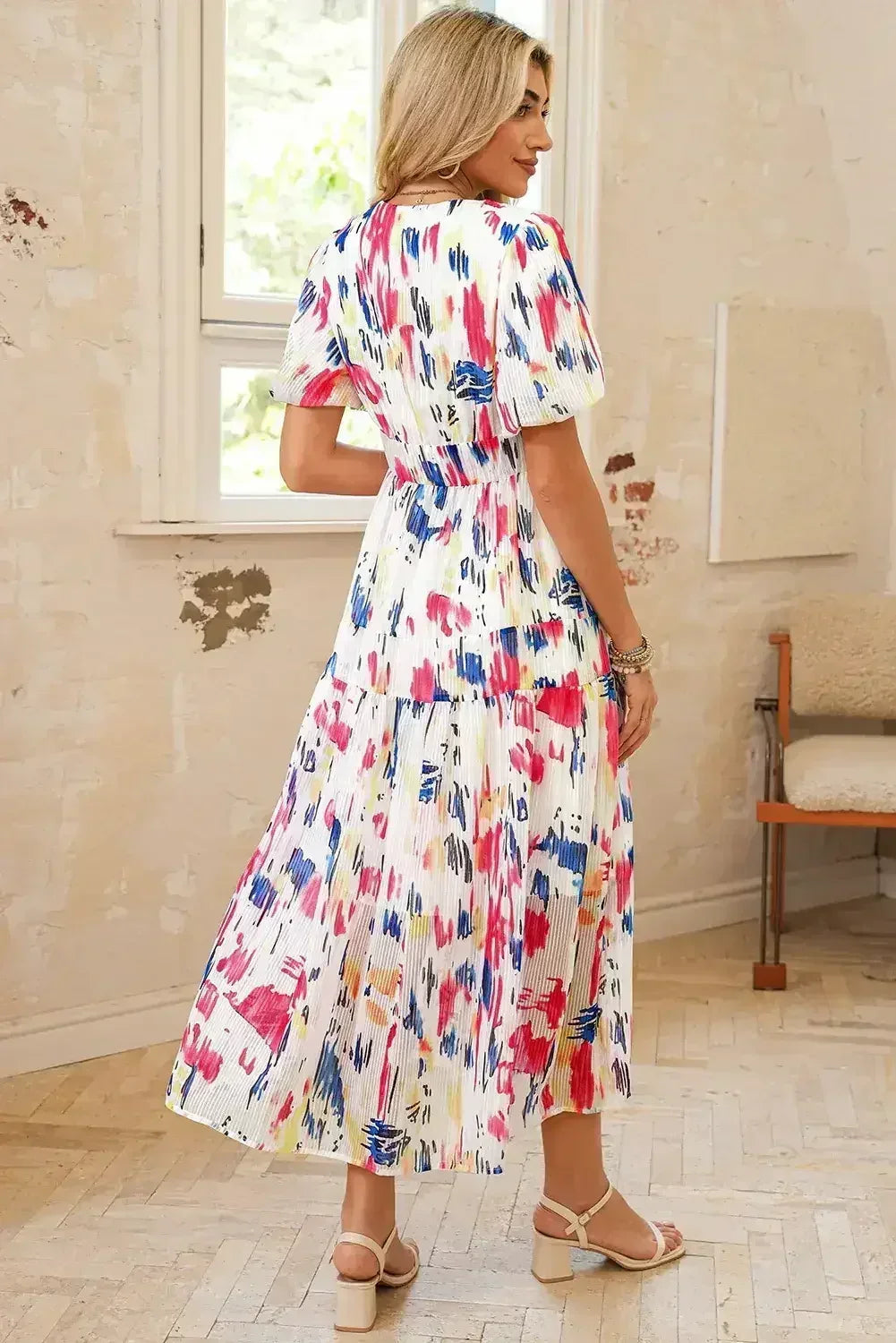Robe longue étagée à manches courtes bouffantes imprimé abstrait bleu ciel
