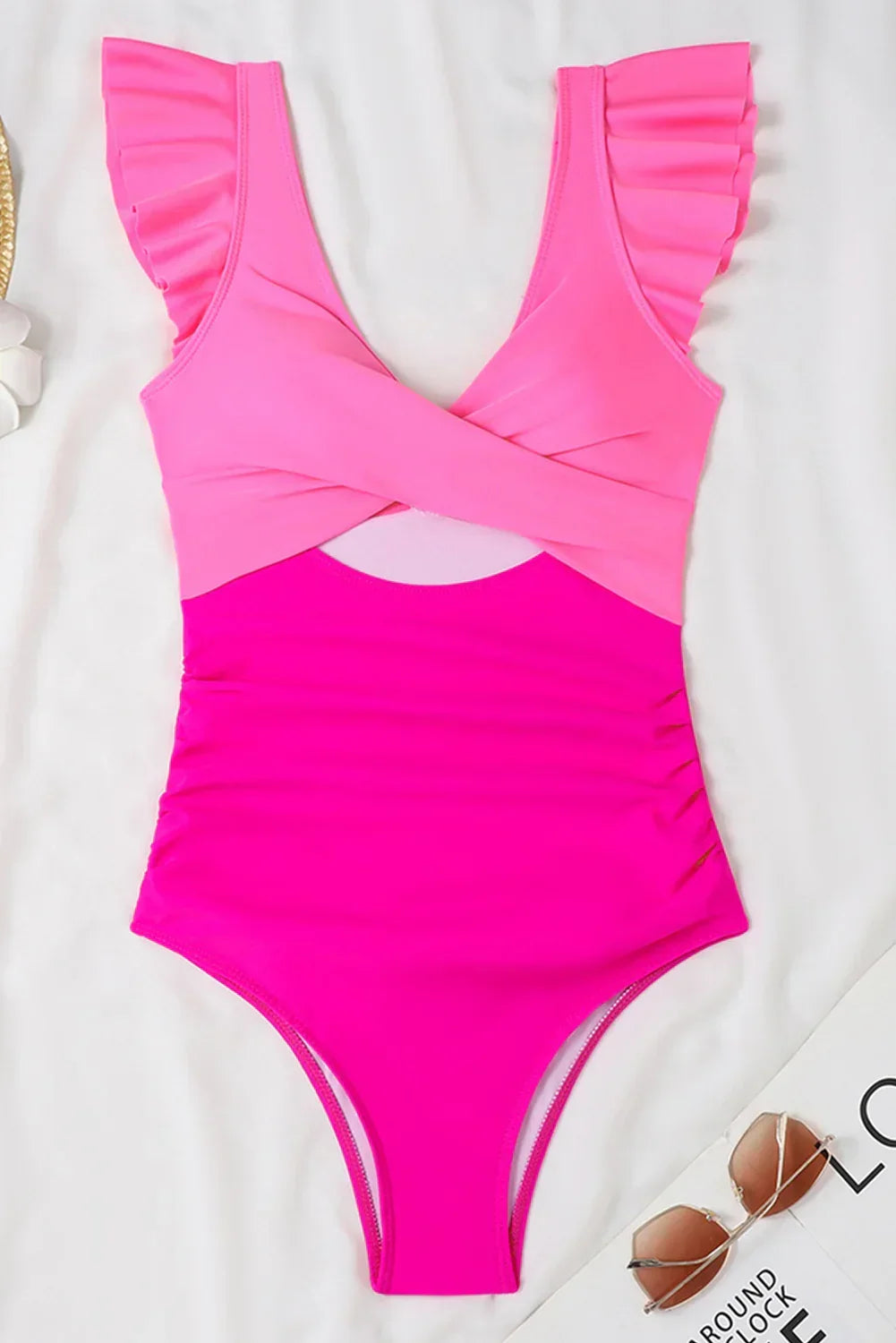 Maillot de bain une pièce noir à blocs de couleurs et découpes entrecroisées