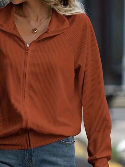 Veste décontractée blanche zippée à col, manches raglan, confortable et polyvalente pour femme.