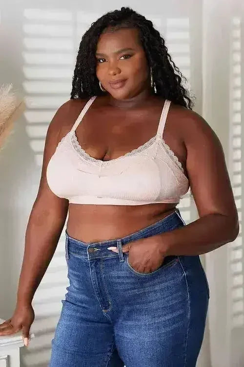 Soutien-gorge sans armatures bordé de dentelle - Confort féminin et détails élégants | Femstylo
