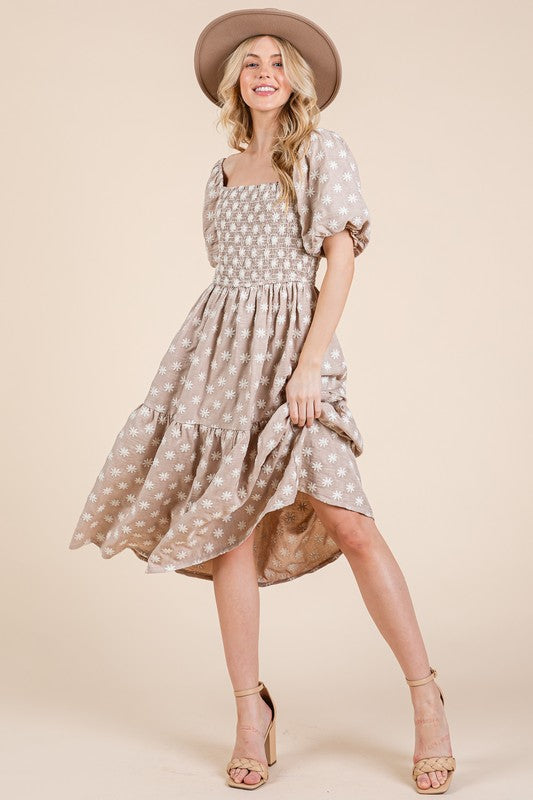 Nouvelle robe mi-longue froncée à manches bouffantes et broderies florales pour femme Élégante, charmante et féminine robe mi-longue à broderies florales avec manches bouffantes et design étagé