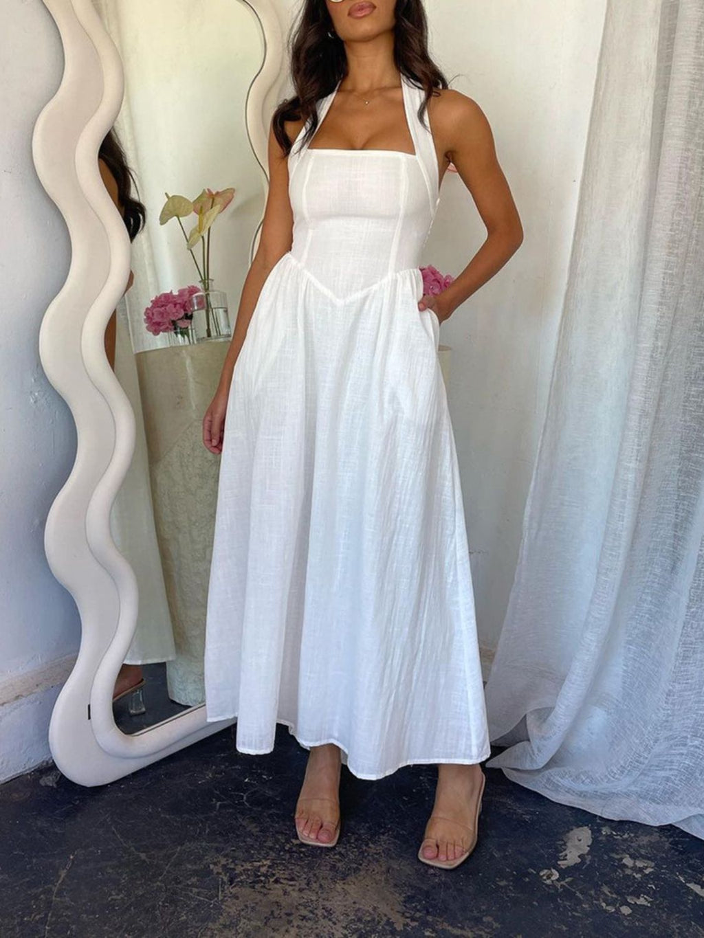 Robe midi noire ruchée à encolure dos nu – Une robe élégante et sophistiquée pour femme