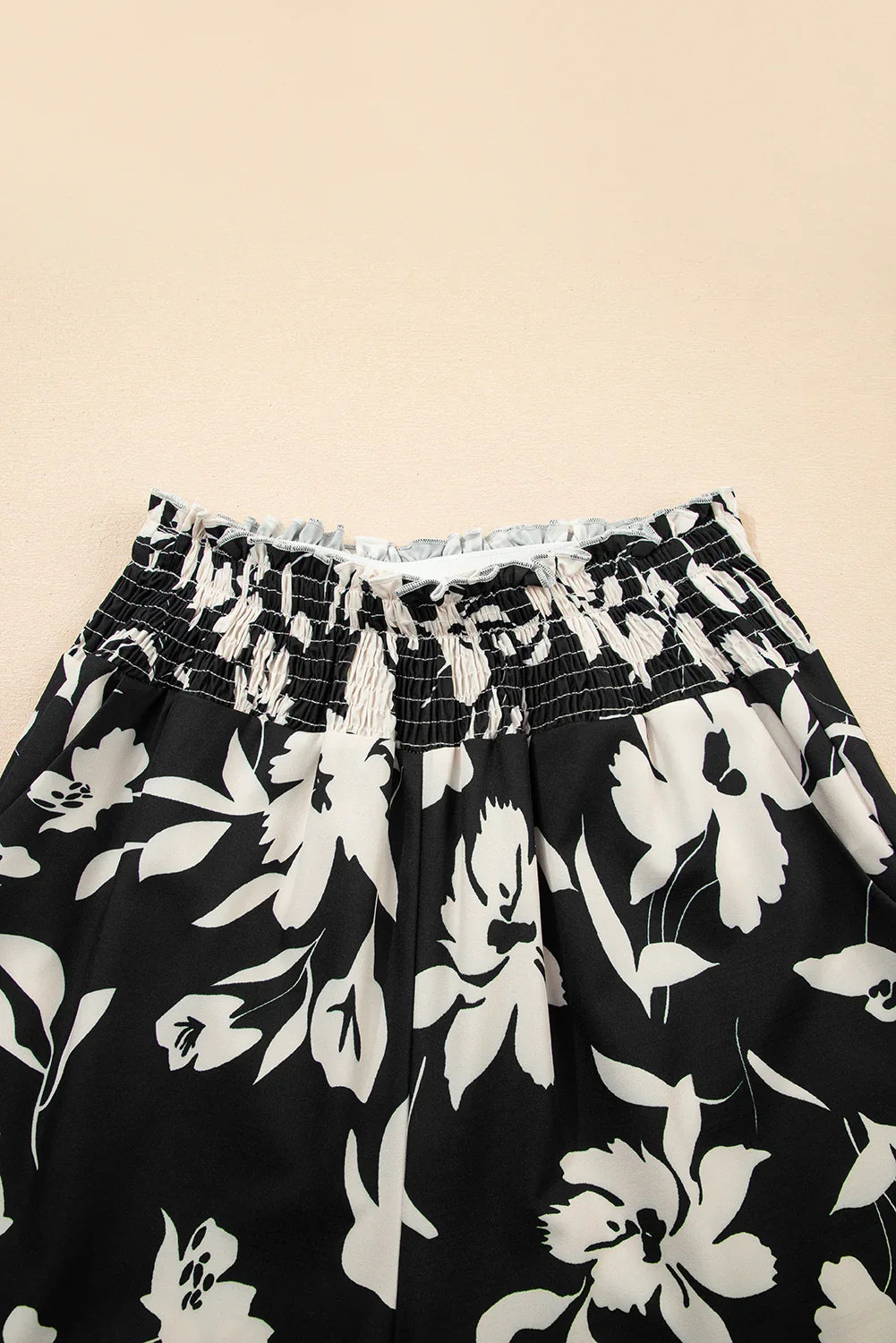 Pantalon ample bleu floral smocké à volants à la taille