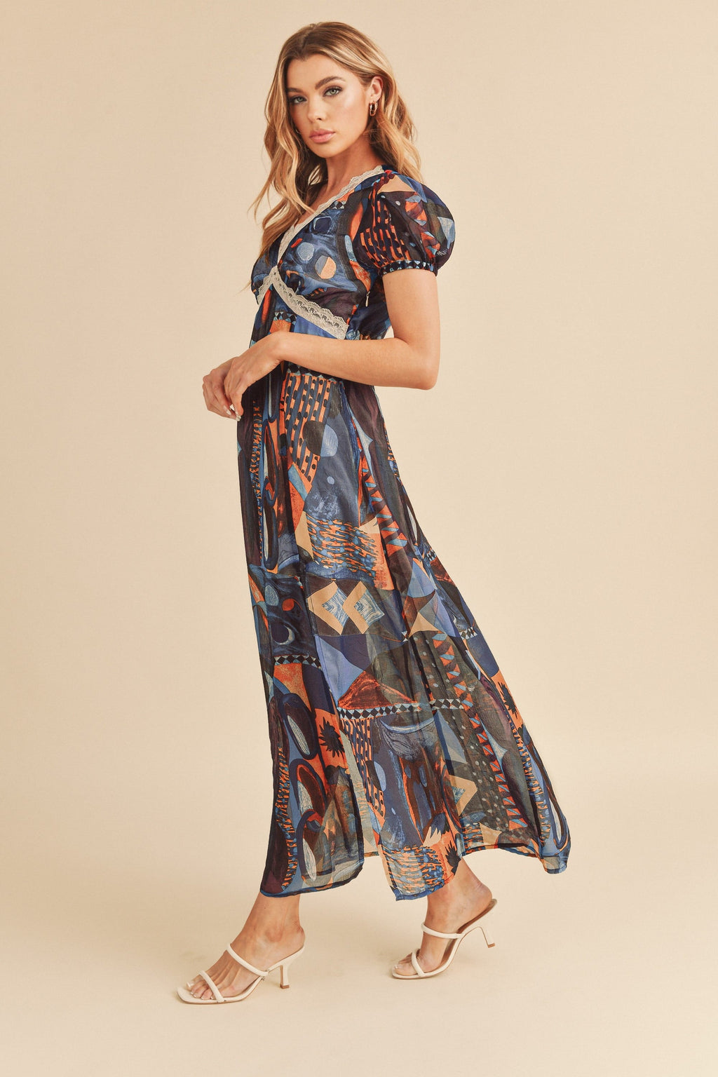 Robe longue confortable à manches courtes pour femme avec fente et imprimé géométrique détaillé en dentelle, dentelle élégante, fente séduisante, imprimé géométrique sophistiqué pour occasions décontractées et habillées