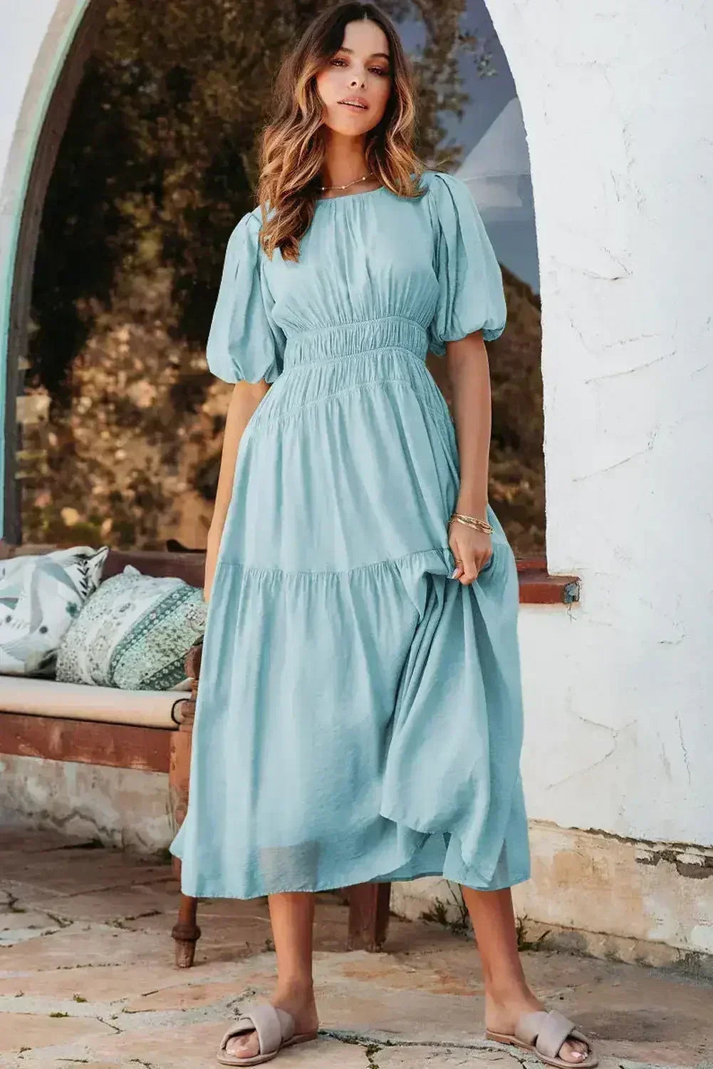 Robe midi fluide bleu clair à manches bouffantes et taille haute