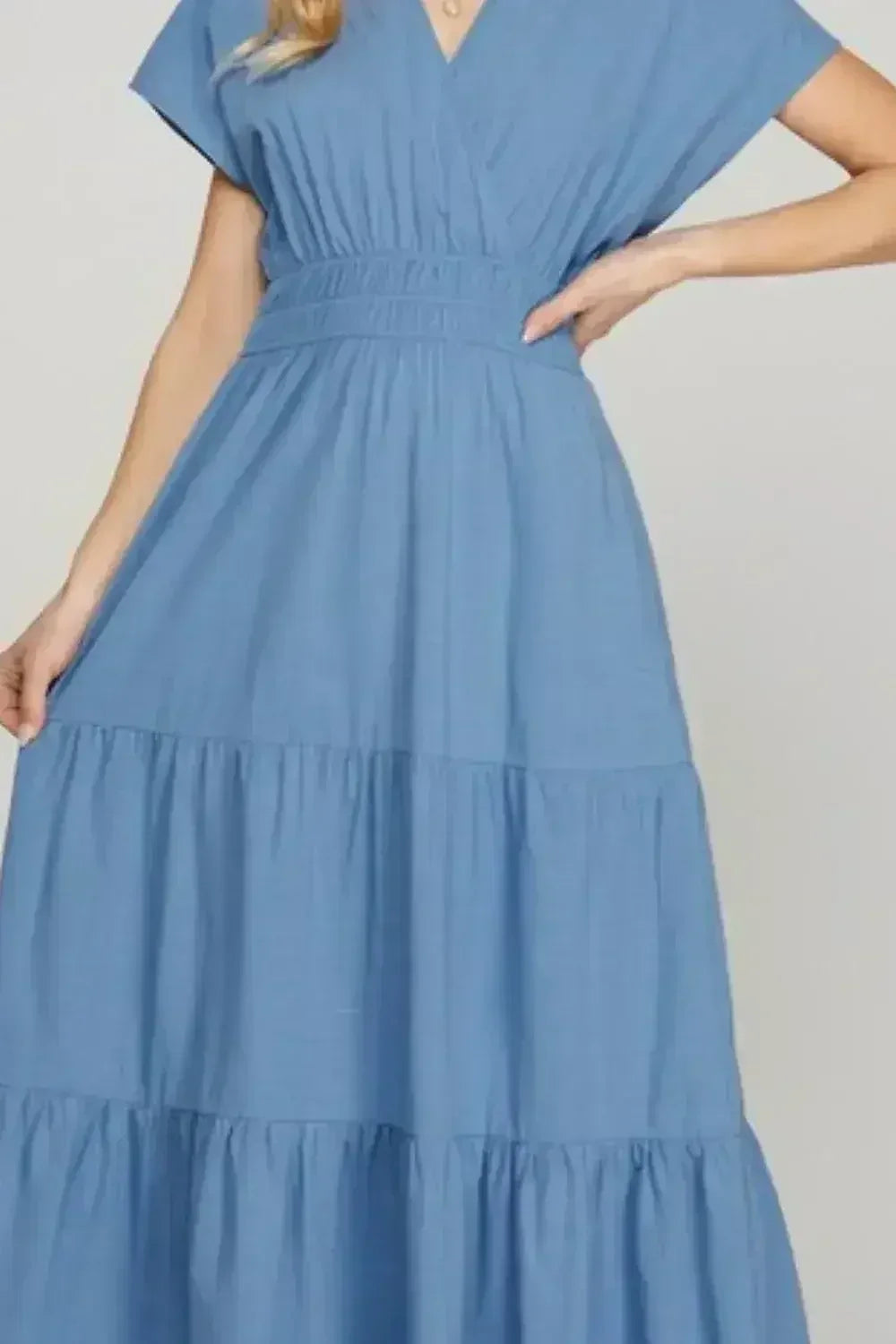 Robe longue étagée à manches courtes surplis avec poches She + Sky
