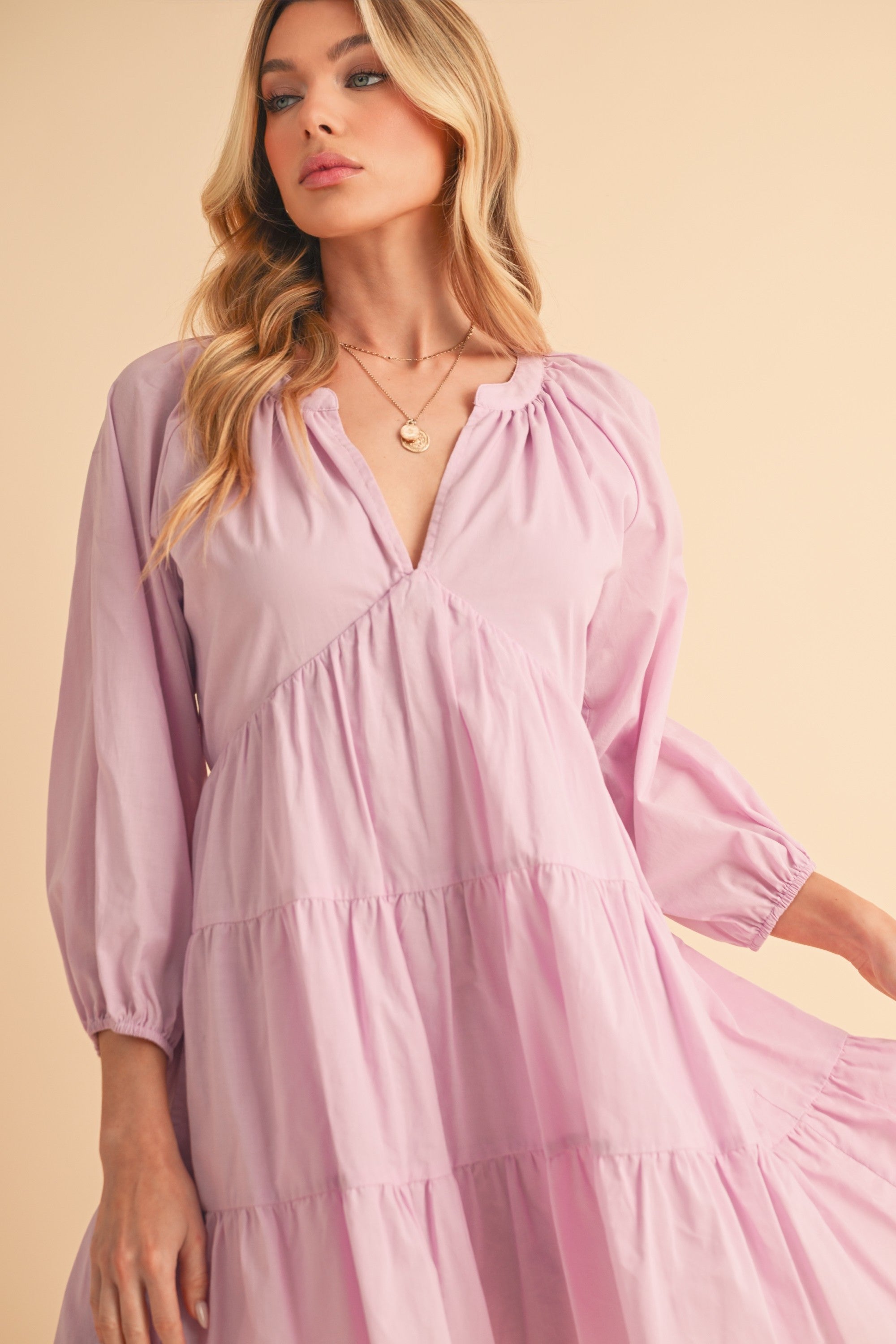 Mini-Robe Étudiée à Manches Ballon et Volants Superposés pour Femme – Un Style Tendance et Chic avec des Manches Ballon Modernes et des Volants Étudiés pour un Look Joueur et Coquet