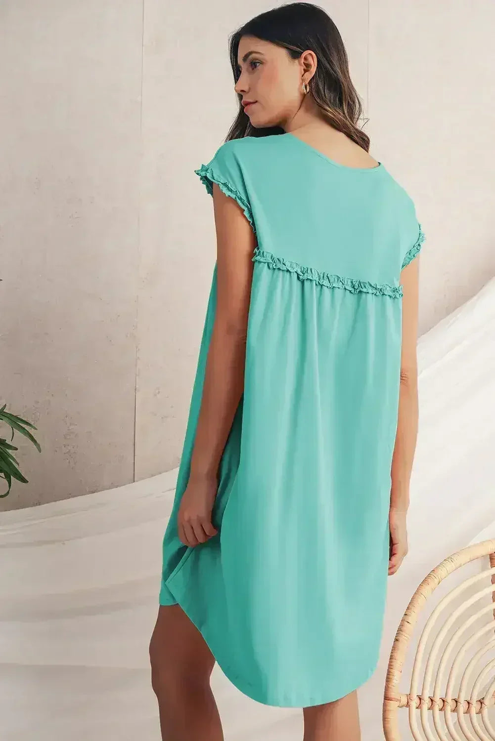 Mini-robe ample col rond à volants couleur avoine