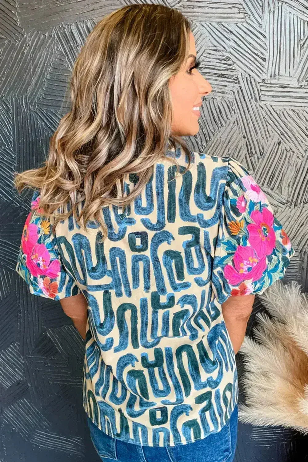 Top imprimé beige brodé à manches bouffantes et col volanté | Femstylo