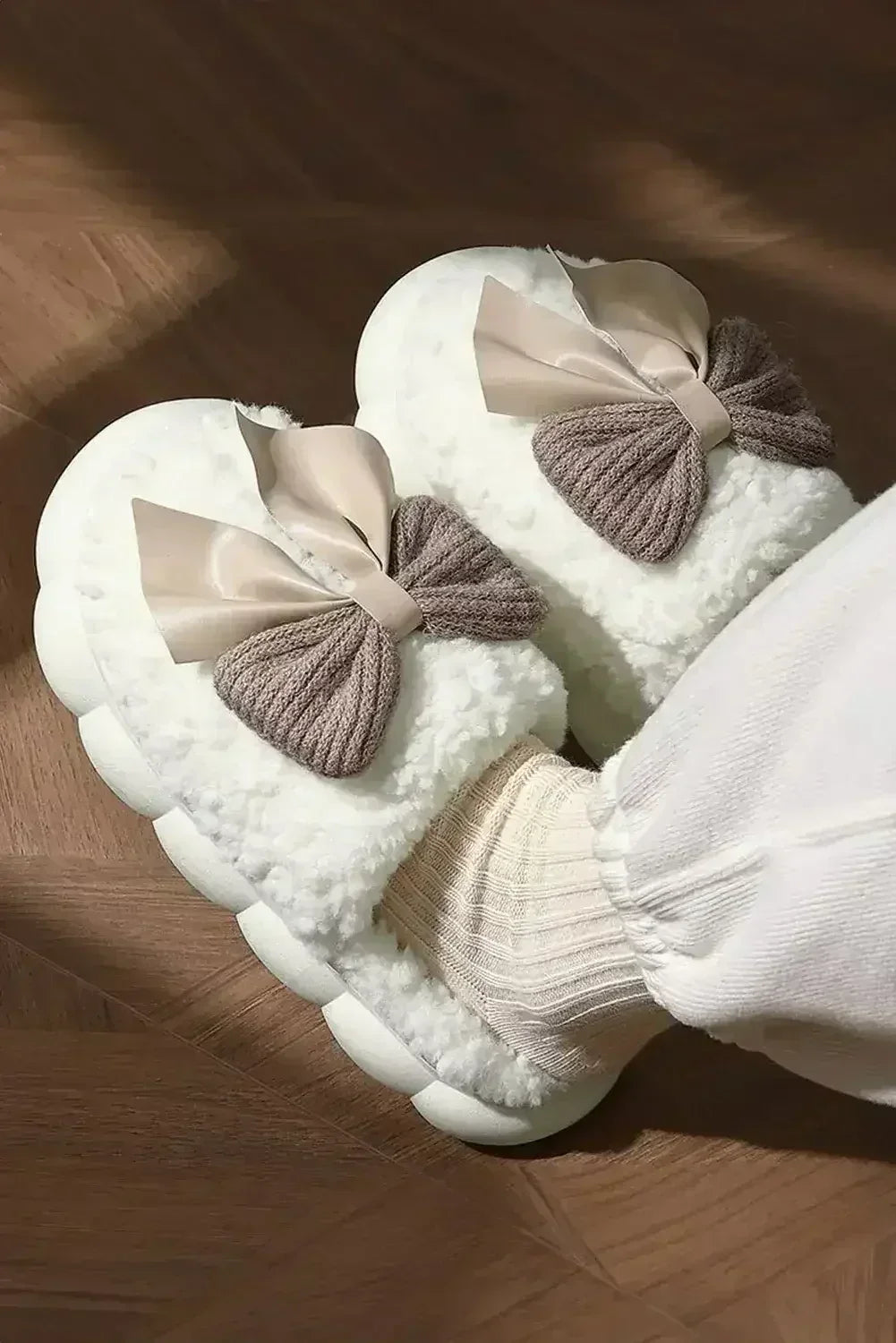 Pantoufles d'hiver en peluche à nœud et applique, contraste blanc