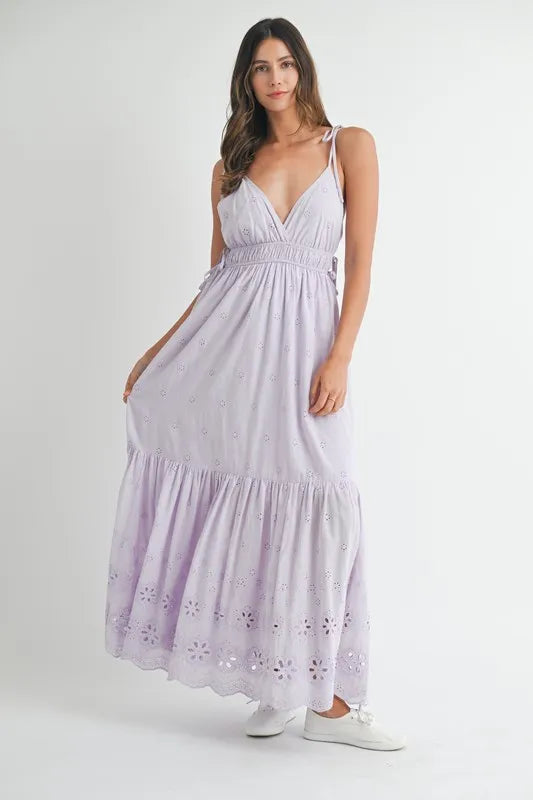 Robe longue en dentelle œillet avec détails de bretelles latérales – Robe longue en dentelle œillet élégante et fluide, design moderne avec bretelles latérales, robe longue d'été formelle, robe de soirée sophistiquée