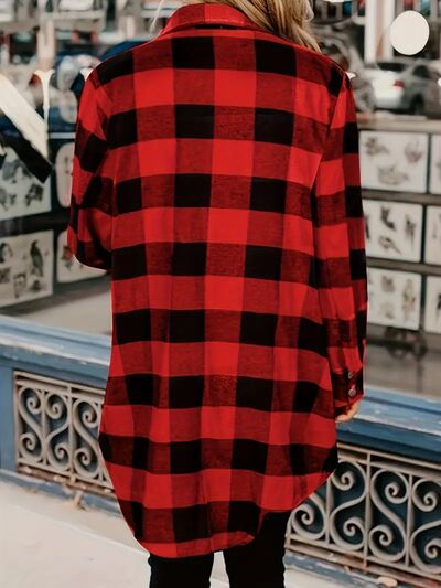 Veste à carreaux rouge foncé à col avec boutons-pression et manches longues – Vêtement d'extérieur classique et tendance avec poches