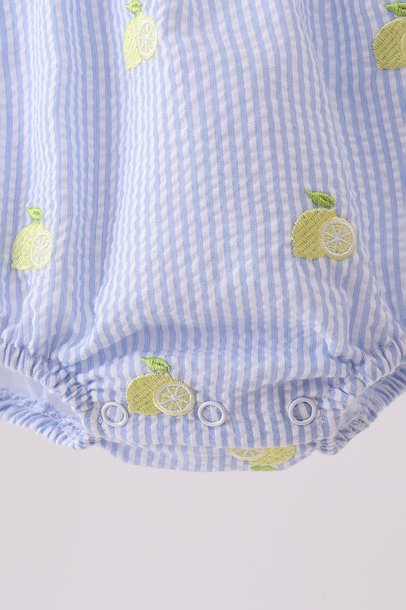 Barboteuse à volants en seersucker rayé bleu et broderie citron