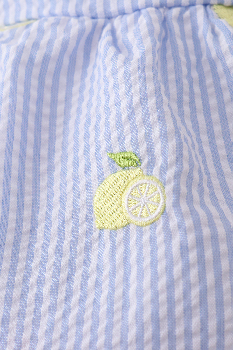 Barboteuse à volants en seersucker rayé bleu et broderie citron