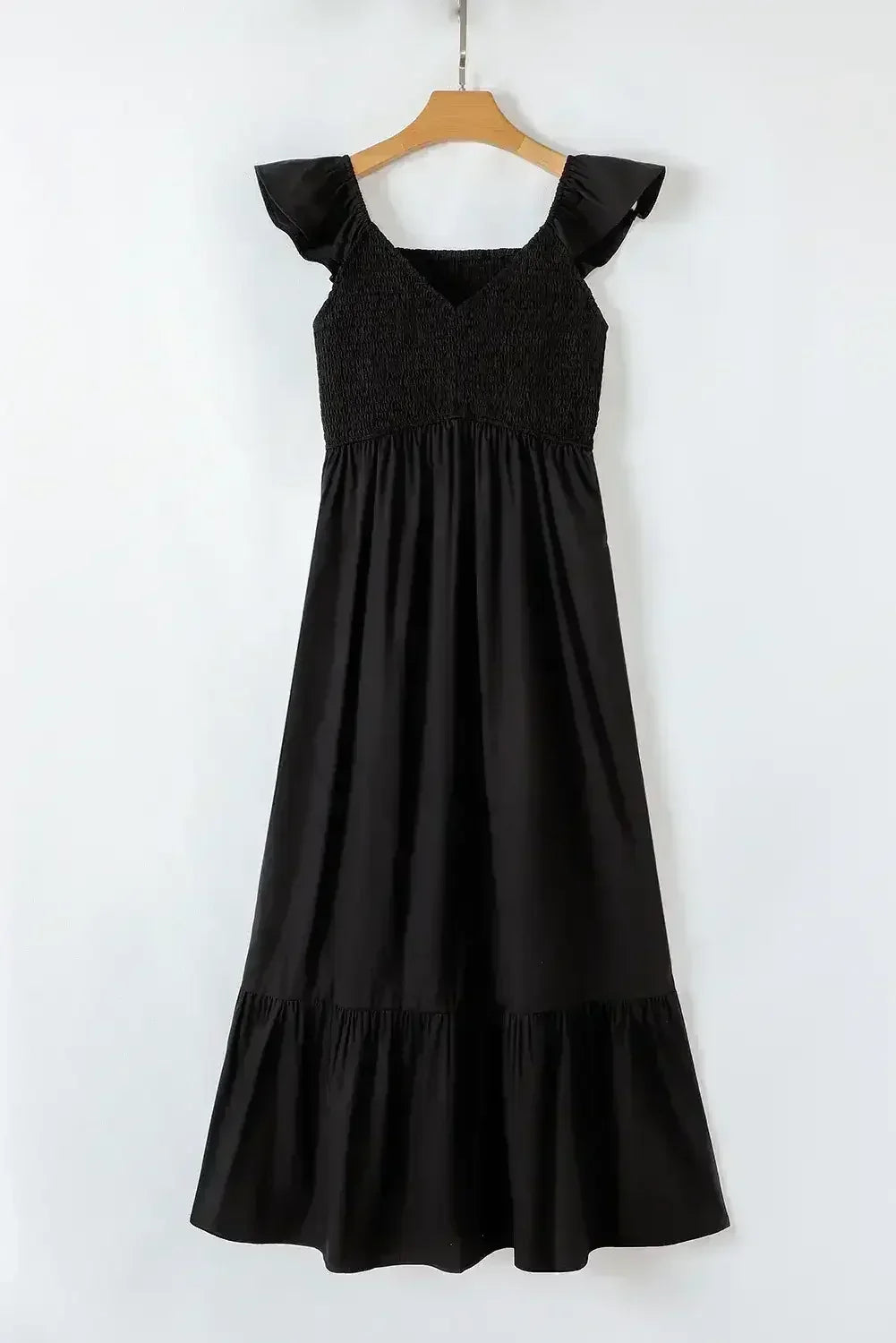 Robe longue noire à volants, col en V, taille haute et buste smocké