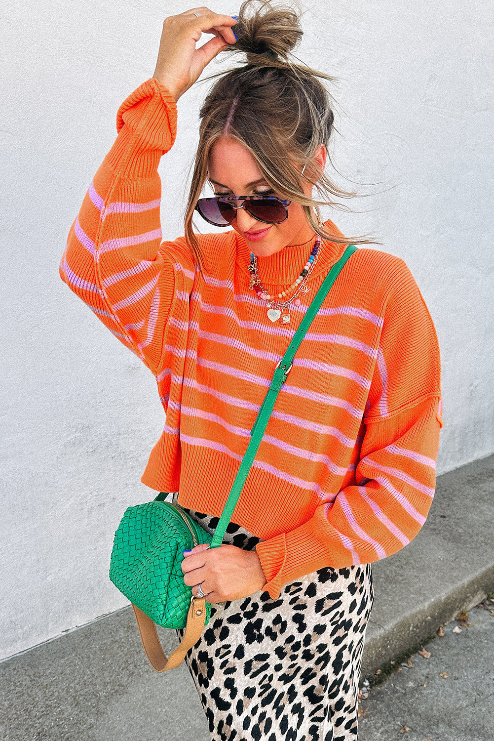 Pull en maille côtelée à rayures orange avec col montant, épaules tombantes et coupe carrée