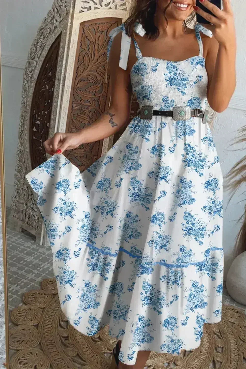 Robe midi sans manches à imprimé floral bleu ciel, smocks et épaules nouées