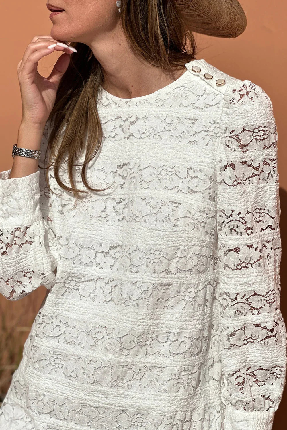 Mini-robe trapèze à manches bouffantes, col rond et dentelle florale blanche