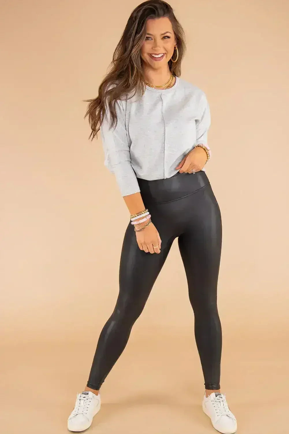 Legging noir taille haute en cuir élégant avec passepoil