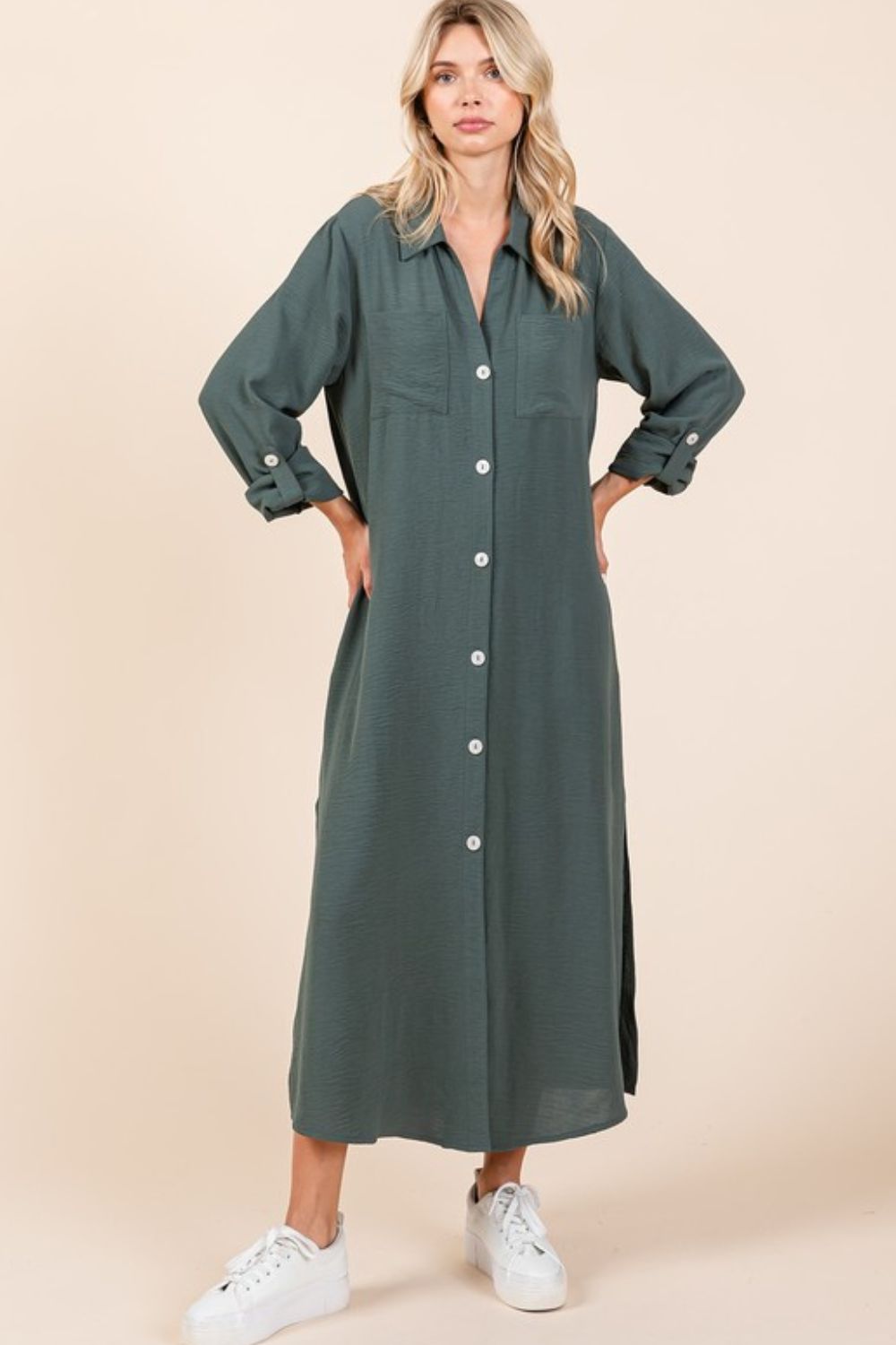 Robe longue fluide pour femme avec col en V, manches longues et boutons, robe longue décontractée, élégante et polyvalente avec détails boutonnés et fente pour un style sans effort